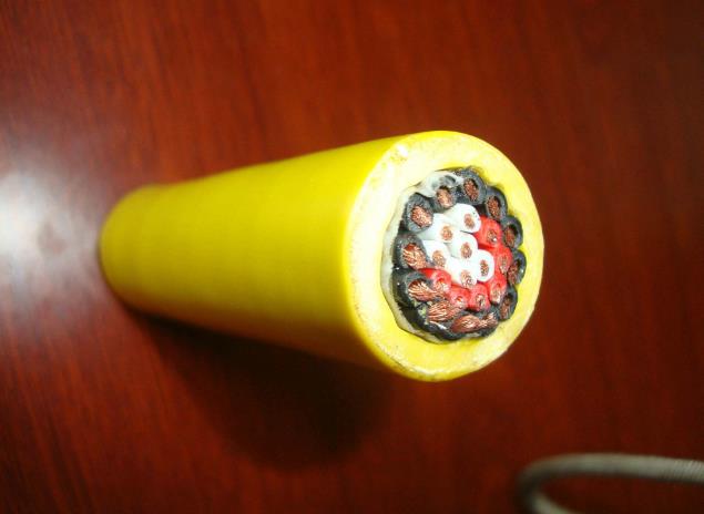 橡套電纜的使用可以應(yīng)用于各種設(shè)備上性能良好和穩(wěn)定.jpg 橡套電纜的使用可以應(yīng)用于各種設(shè)備上性能良好和穩(wěn)定.jpg